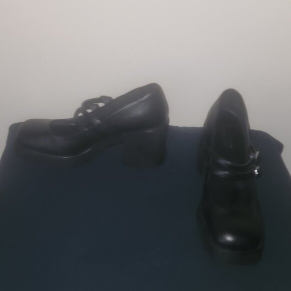 A pair of black Call It Spring Monroe Mary Jane pumps with a foot B.E.D size 8 - Picture 4 of 8